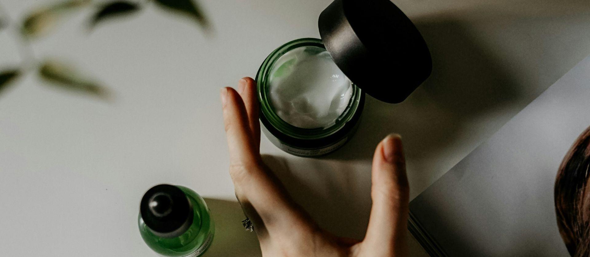 Greenwashing w branży kosmetycznej – gdzie leży granica między komunikacją a wprowadzaniem w błąd?